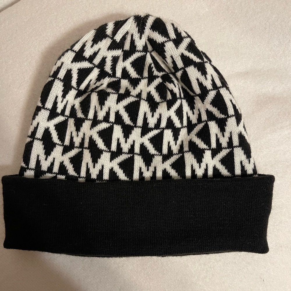 MICHAEL KORS Women’s Black & White Signature Knit Cap. Dry Cleaned.